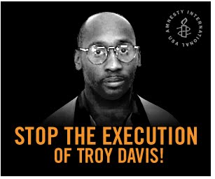 Negro, Troy Davis aguarda em uma prisão da Georgia o acesso à livre defesa. Davis foi condenado à pena de morte por supostamente assassinar o policial branco Mark MacPhail em 1989. - Foto:withintheblackcommunity.blogspot